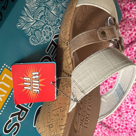 Skechers Women's Beige and White Sandals NWT - Picture 3 of 3